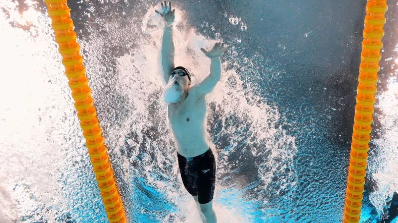 Für Lukas Märtens lief der Vorlauf nicht ganz so, wie geplant. - © Lee Jin-man/AP/dpa