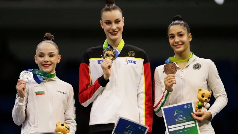 Darja Varfolomeev freut sich über ihr Mehrkampf-Gold. - © Bruna Prado/AP/dpa