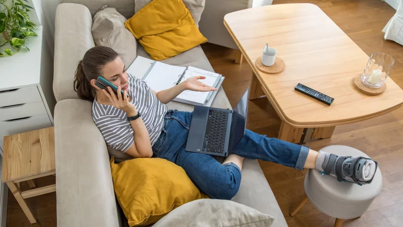 Ruft die Krankenkasse Versicherte mit Krankengeldbezug an, sollte man sich nicht auf Diskussionen einlassen. - &copy; Christin Klose/dpa-tmn