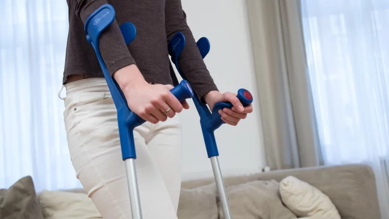 Unfall, OP, Reha: Wer l&auml;ngere Zeit im Job ausf&auml;llt, bekommt in der gesetzlichen Versicherung Krankengeld von der Krankenkasse. - &copy; Christin Klose/dpa-tmn