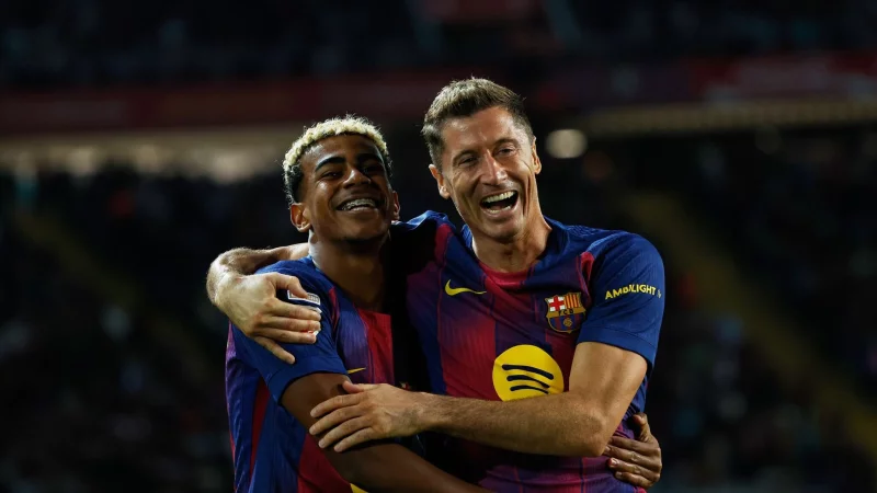 Yamal und Lewandowski feiern das zweite Tor. - &copy; Joan Monfort/AP/dpa