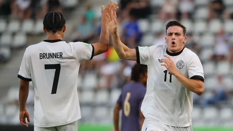 Said El Mala (r) gelangen zwei Tore beim 5:5 gegen England. - © Stefan Constantin/dpa