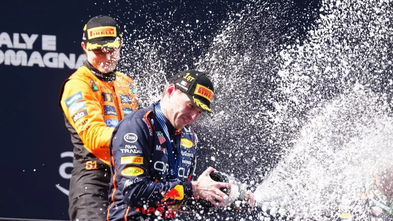 Max Verstappen (vorn) lieferte in Imola eine Lehrstunde für Oscar Piastri. - © David Davies/PA Wire/dpa