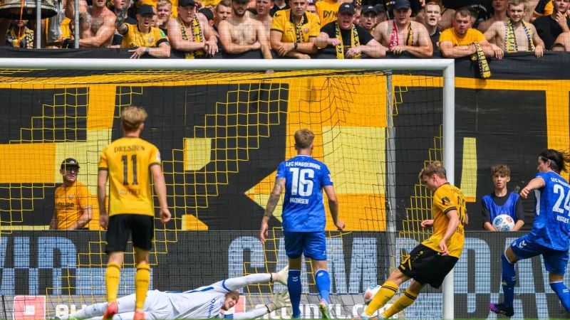 Christoph Daferner (Dynamo Dresden, 2.v.r.) erzielt das Tor zum 1:1. - &copy; Robert Michael/dpa
