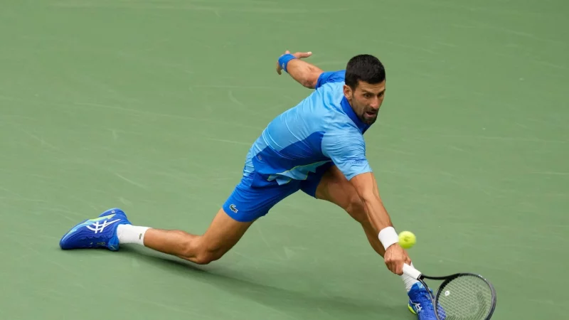 Klappt es noch mit Titel Nummer 25? Kann sich Novak Djokovic noch einmal so weit strecken? - © Mary Altaffer/AP/dpa