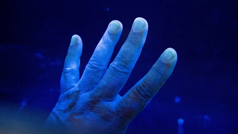 Ist da was? Weil Keime unsichtbar sind, ist eine gewisse Unsicherheit nachvollziehbar. - © Daniel Reinhardt/dpa/dpa-tmn