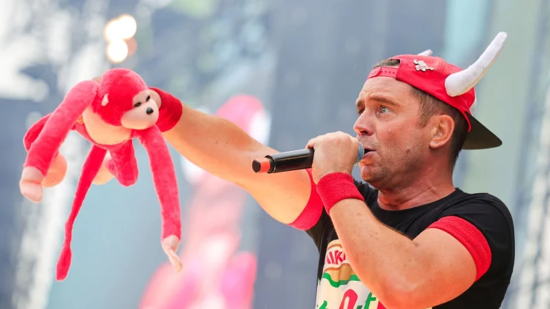 Rote Kappe, weiße Hörner und gute Laune: Lorenz Büffel steht seit fast 20 Jahren auf der Bühne. - © Christoph Reichwein/dpa