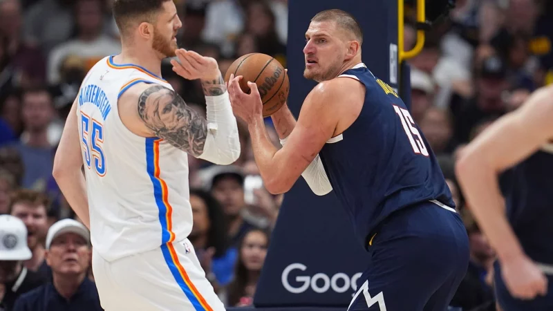 Hartenstein und Jokic lieferten sich intensive Zweikämpfe. - © David Zalubowski/AP/dpa