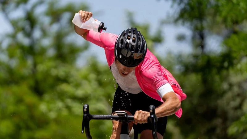 Sportarten wie Radfahren, Joggen oder Fußball sind an heißen Tagen eine besondere Belastung für den Körper - auch, weil man dabei oft der prallen Sonne ausgesetzt ist. - © Oscar Carrascosa Martinez/Westend61/dpa-tmn