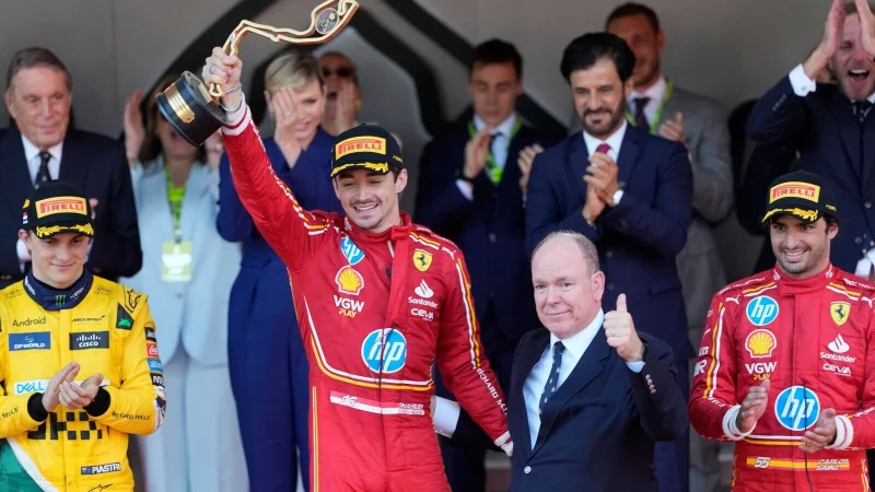 Da lief es noch: Charles Leclerc feiert seinen Heimsieg 2024 neben Fürst Albert II. - © Luca Bruno/AP/dpa