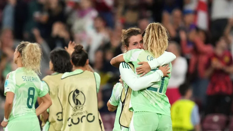 Cristiana Girelli und Michela Cambiaghi (r) betrauern das dramatische Halbfinal-Aus. - © Alessandra Tarantino/AP/dpa