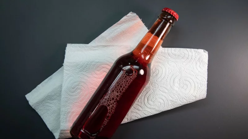 L&auml;sst sich eine Flasche mit Hilfe von K&uuml;chenpapier in 15 Minuten herunterk&uuml;hlen? - &copy; Christin Klose/dpa-tmn