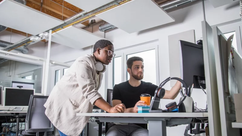 In vielen Unternehmen fangen Teammitglieder die Abwesenheiten anderer in der Urlaubszeit auf - das ist oft stressig. - © Christin Klose/dpa-tmn