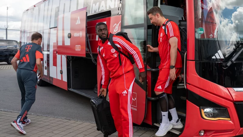 Für die Stars des FC Bayern wie Dayot Upamecano (m) steht jetzt Urlaub an. - © Leonie Asendorpf/dpa