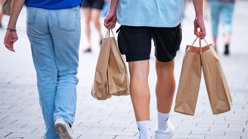 Besser gezielt als spontan: Wer oft Impulsk&auml;ufen erliegt, merkt das am Ende des Monats auf dem Konto. - &copy; Jonas Walzberg/dpa/dpa-tmn