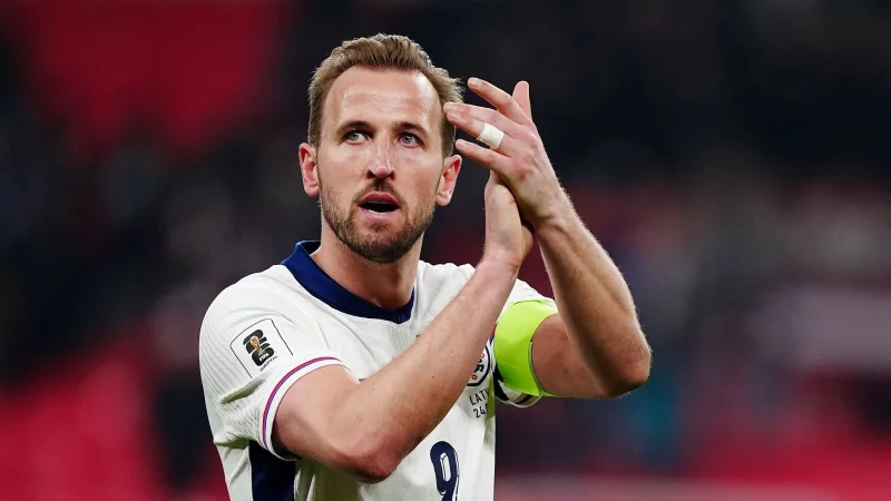 Harry Kane gratuliert seinem Ex-Club Tottenham Hotspur zum Gewinn der Europa League. - © Mike Egerton/PA Wire/dpa
