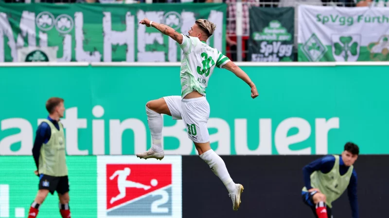 Der Mann des Tages hebt ab: Fürths Felix Klaus beim Jubel nach seinem dritten Treffer. - © Daniel Karmann/dpa
