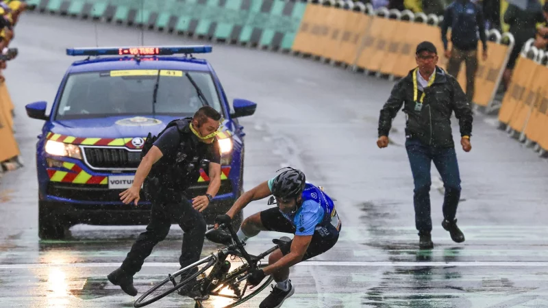 Ein Mann fährt bei der Tour de France unerlaubt über die Strecke. - © Stefano Cavasino/LiveMedia-IPA/ZUMA Press Wire/dpa