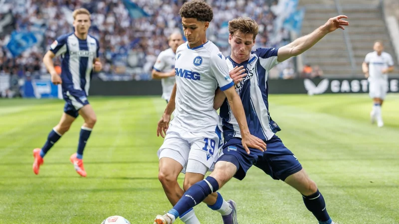 Viele Zweik&auml;mpfe im Mittelfeld bei Hertha gegen Karlsruhe. - &copy; Andreas Gora/dpa
