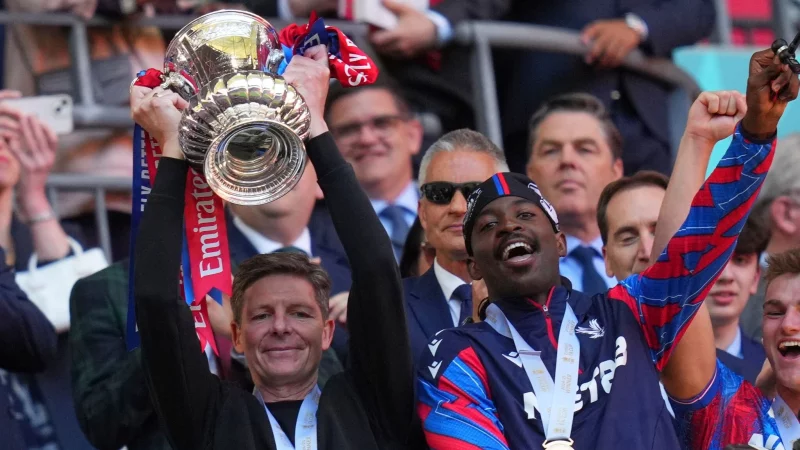 Bleibt seinem Club wohl treu: Oliver Glasner (l). - © Kirsty Wigglesworth/AP/dpa