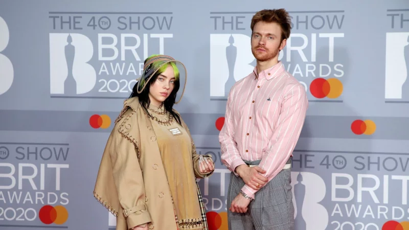 Der Bruder von Popstar Billie Eilish (links), der Musiker Finneas O'Connell, hat sich verlobt. (Archivbild) - &copy; Vianney Le Caer/Invision/AP/dpa
