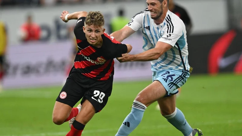 Der fr&uuml;here Frankfurter Jesper Lindstr&ouml;m (l) spielt nun f&uuml;r den VfL Wolfsburg. - &copy; Arne Dedert/dpa
