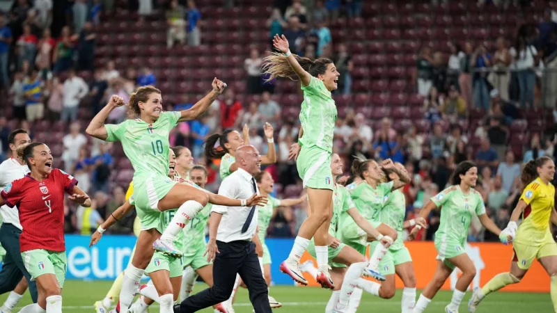 Italiens Fußballerinnen bejubeln den Halbfinal-Einzug bei der EM. - © Alessandra Tarantino/AP/dpa