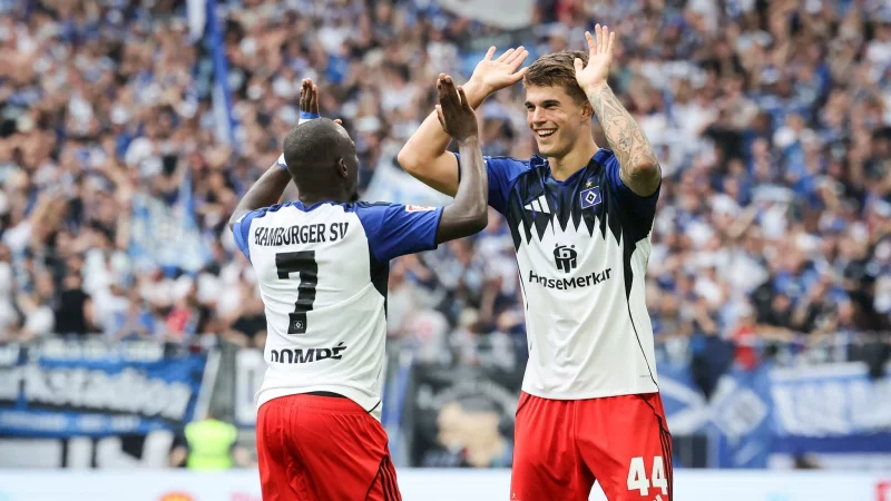 Brach den Tor-Bann des HSV: Luka Vuskovic (r). - &copy; Christian Charisius/dpa