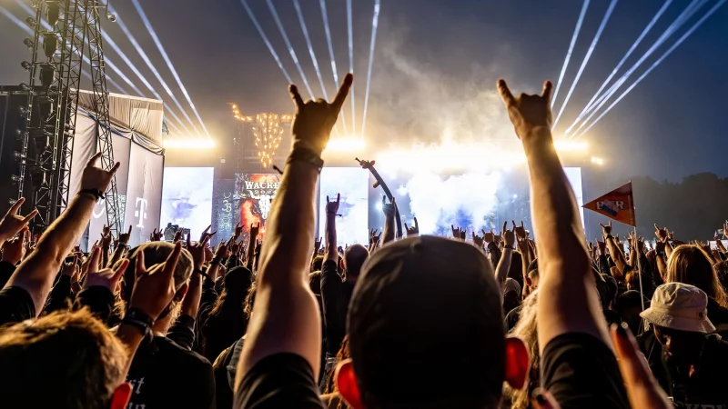 Party hard: Menschen mit Diabetes können genauso feiern wie andere – wichtig ist nur, dass sie ihren Glukosespiegel im Auge behalten. - © Axel Heimken/dpa/dpa-tmn