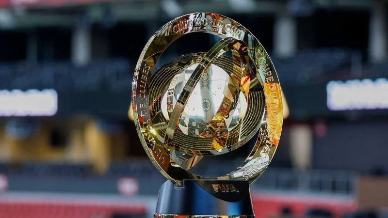 Die Trophäe für den Finalsieger am 13. Juli. - © Miguel Martinez/Atlanta Journal-Constitution/AP/dpa