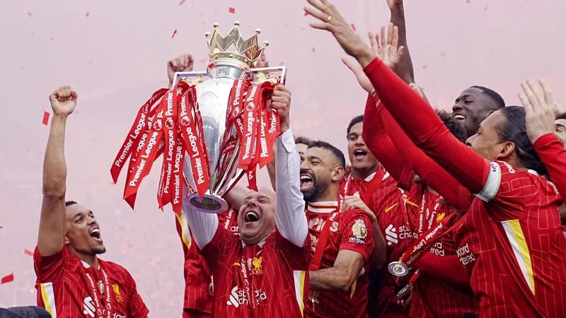 Liverpool feiert den Titel. - © Peter Byrne/PA Wire/dpa