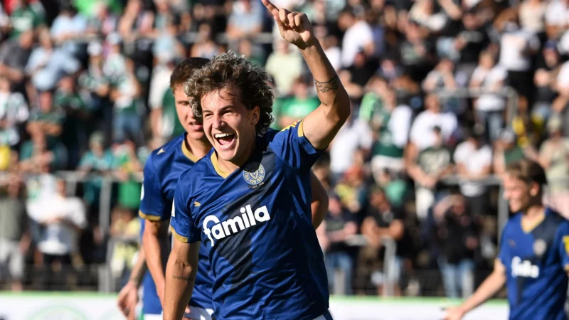 Kiel erledigt die Pokal-Pflichtaufgabe im Saarland. - © Harald Tittel/dpa