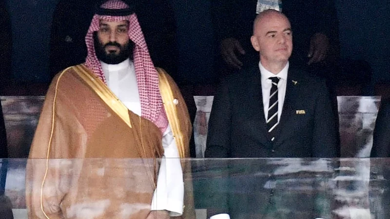 Saudi-Arabiens Kronprinz Mohammed bin Salman, hier bei der WM 2018 neben FIFA-Präsident Gianni Infantino, drängt bei seinen Reformen auch in den Fußball. - © Alexei Nikolsky/Pool Sputnik Kremlin/AP