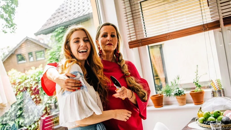 Laut einer Vergleichsstudie werden tendenziell Töchter leicht bevorzugt, weil sie als angepasster und verträglicher erlebt werden. - © Zacharie Scheurer/dpa-tmn