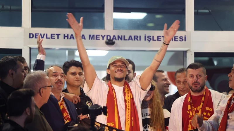Leroy San&eacute; sieht auch im Galatasaray-Trikot gute WM-Chancen f&uuml;r sich selbst. - &copy; Murat Akbas/dpa