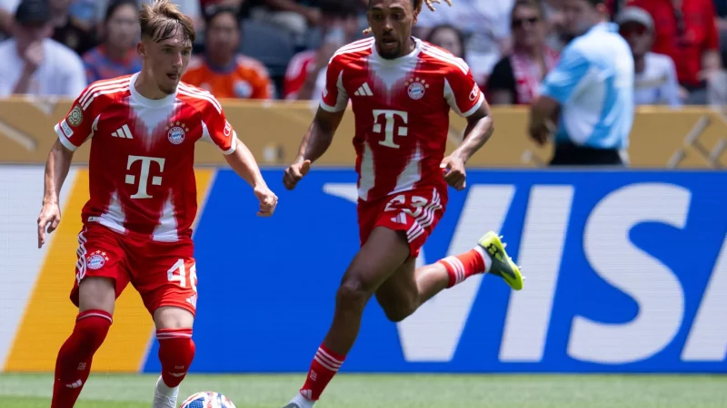 Klein, aber oho: Lennart Karl setzt mit dem Ball am linken Fu&szlig; zum Dribbling an. - &copy; Sven Hoppe/dpa
