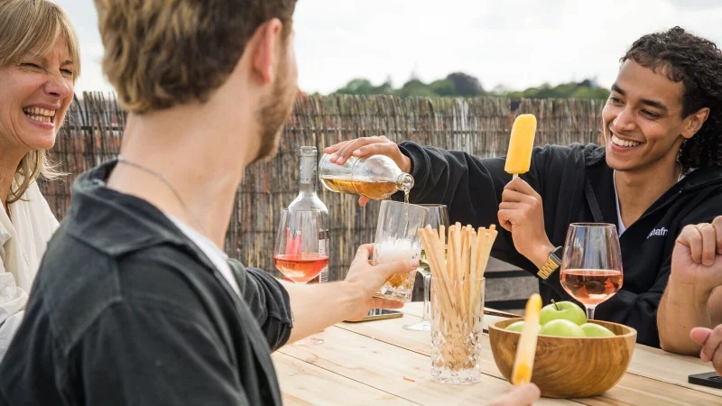 Ged&auml;chtnis braucht Gesellschaft: Soziale Kontakte f&ouml;rdern geistige Fitness. - &copy; Christin Klose/dpa-tmn
