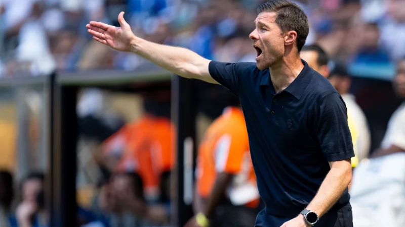 Xabi Alonso kann mit seinem Real-Debüt nicht zufrieden sein. - © Sven Hoppe/dpa