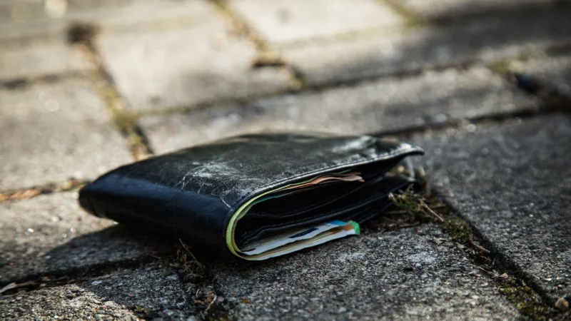 Schnell handeln bei Verlust: Wenn das Portemonnaie im Urlaub verloren geht, sollten Zahlungskarten umgehend gesperrt werden. - © Christin Klose/dpa-tmn