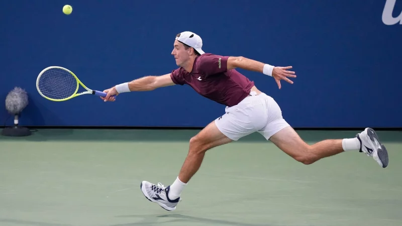 Jan-Lennard Struff überrascht bei den US Open mit einem Sieg gegen Holger Rune. - © Frank Franklin/AP/dpa
