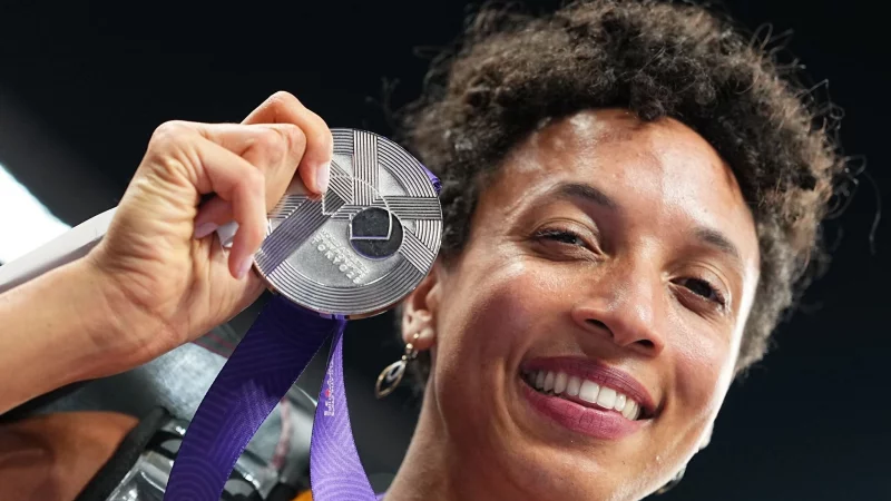 Malaika Mihambo freute sich &uuml;ber WM-Silber. - &copy; Michael Kappeler/dpa