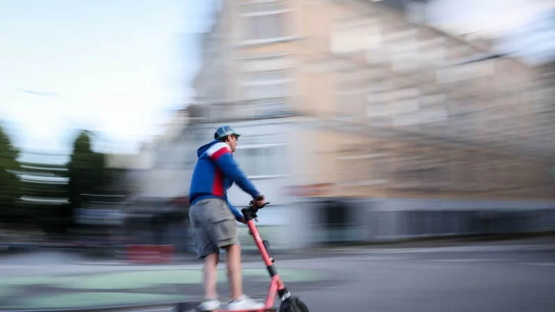 Gerade wenn man das Tempo von 20 km/h ausreizt, kann es bei einem Sturz mit dem E-Scooter zu schweren Unfällen kommen. - © Christian Charisius/dpa/dpa-tmn