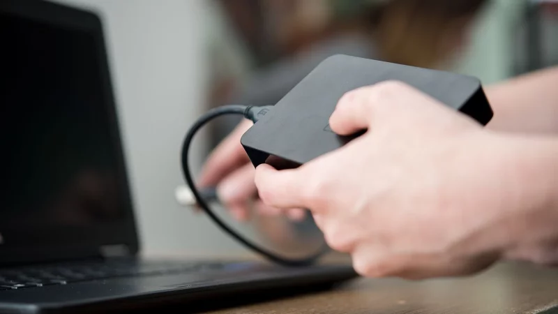 SSDs speichern Daten im Test deutlich schneller als USB-Sticks oder HDDs. - © Henrik Josef Boerger/dpa-tmn