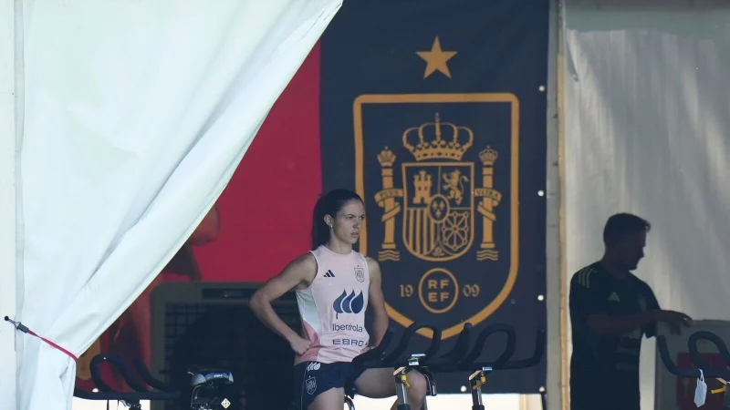 Weltfu&szlig;ballerin Aitana Bonmati ist in Lausanne eingetroffen - und strampelt auf einem Fahrrad-Ergometer in die Pedale. - &copy; Alessandra Tarantino/AP/dpa