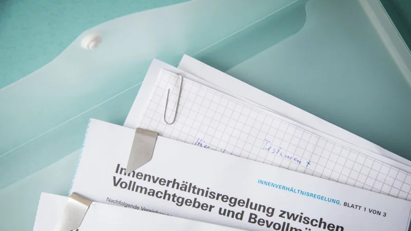 Im Notfall schnell griffbereit: Wer Vorsorgedokumente fein säuberlich abheftet, tut Angehörigen damit einen großen Gefallen. - © Christin Klose/dpa-tmn