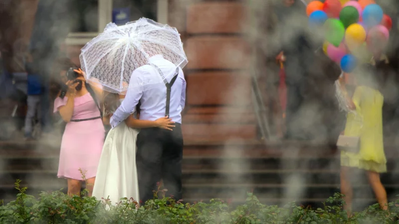 Profi-Fotografin hin oder her: Die meisten Brautleute hätten auch gerne die Fotos der Gäste als Erinnerung. - © Andreas Arnold/dpa/dpa-tmn