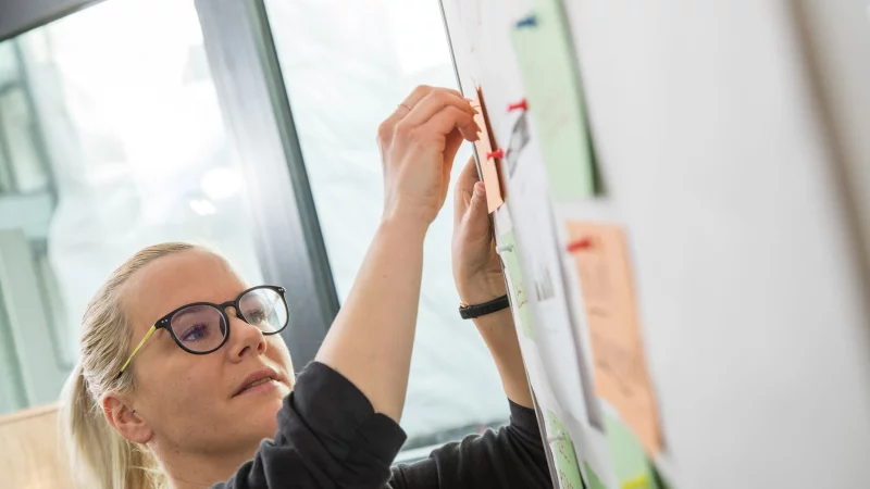 Werkstudentin bei der Arbeit: Die 20-Stunden-Grenze darf maximal in 26 Wochen eines Jahres überschritten werden. - © Christin Klose/dpa-tmn