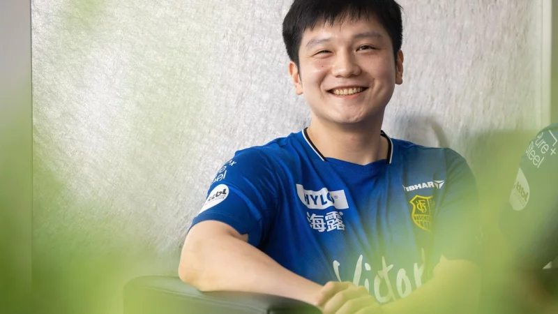 Tischtennis-Star Fan Zhendong bei seiner Vorstellung in Saarbrücken. - © Harald Tittel/dpa