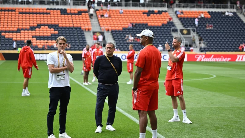 Über die Zukunft von Sportvorstand Max Eberl (m) und Sportdirektor Christoph Freund (l) wird spekuliert. - © Sven Hoppe/dpa