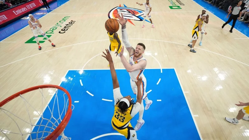 Isaiah Hartenstein hatte seinen Anteil an der hohen Führung von OKC. - © Kyle Terada/AP/dpa